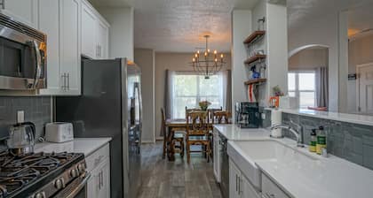 Modern Art Filled Dog friendly home w/Grill