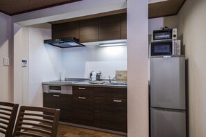 Réfrigérateur, micro-ondes, batterie de cuisine, vaisselle et ustensiles