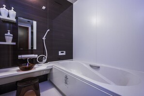 Baignoire, articles de toilette gratuits, sèche-cheveux