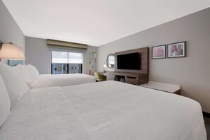 Habitación, 2 camas Queen size, con acceso para personas discapacitadas (Hearing) | Caja de seguridad en la habitación y escritorio 