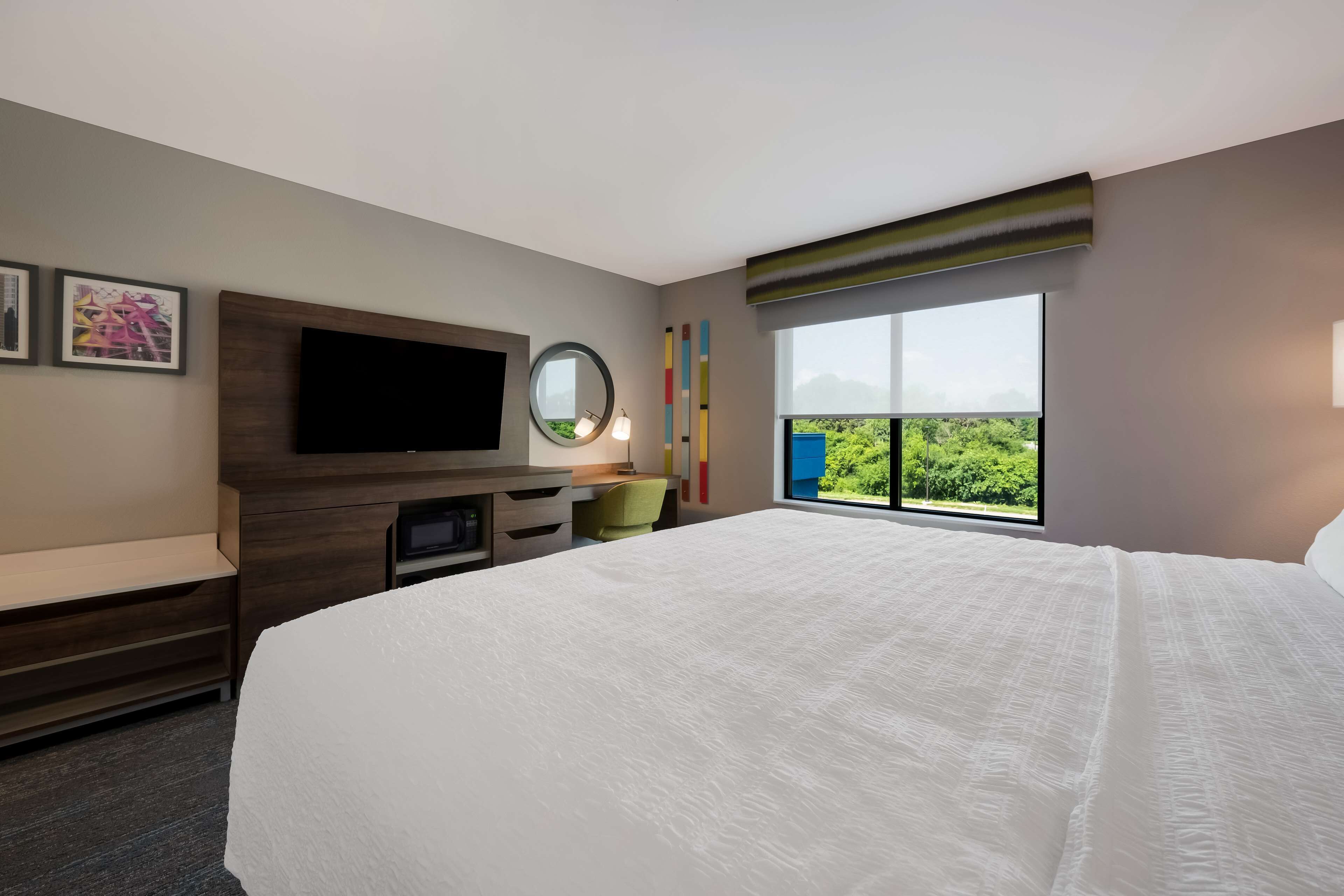 客房, 1 张特大床, 无障碍, 浴缸 | 客房内保险箱、办公桌、笔记本电脑工作区、遮光窗帘