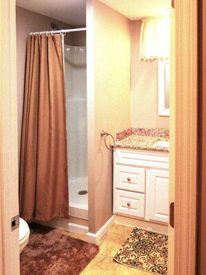 A bathroom with a shower, toilet, and sink. - 4BR + No Bridge Traffic + Water Wizz Water Park + Pond & Beaches (Bourne)