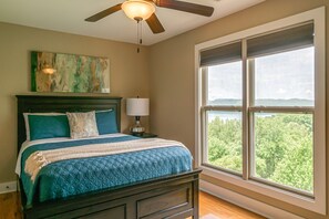 3 makuuhuonetta, työpöytä, ilmainen Wi-Fi, vuodevaatteet