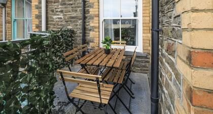 Large seafront apartment with balcony, parking and sea views