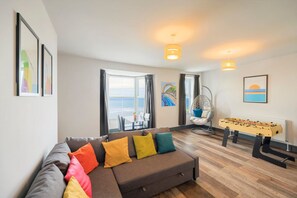 Smart TV, table football - Large seafront apartment with balcony, parking and sea views (Aberystwyth)