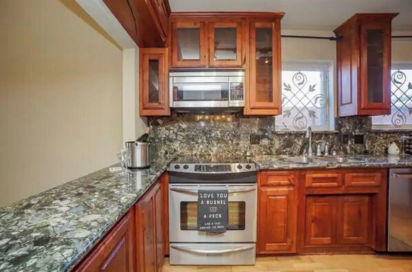 Fridge, microwave, oven, dishwasher - "Find you Inner Zen--in the heart of Houston" (Houston)