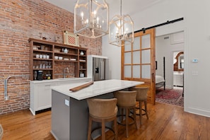 Kamar Mewah | Dapur pribadi | Lemari es besar, microwave, dan mesin pencuci piring