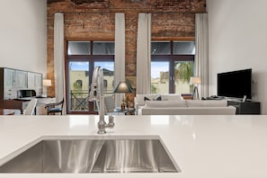 Studio Suite Mewah | Area keluarga | Smart TV 65-inci dengan saluran TV digital dan TV