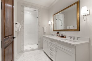 Grant | Bathroom | Shower, hair dryer, bathrobes, towels - The Kress Brunswick (Brunswick)