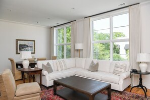 Lissner | Living area | 65-inch Smart TV with digital channels, TV - The Kress Brunswick (Brunswick)