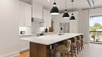 Hanover | Private kitchen | Full-sized fridge, microwave, dishwasher, coffee/tea maker