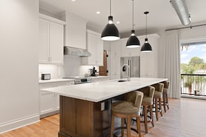 Hanover | Private kitchen | Full-size fridge, microwave, dishwasher, coffee/tea maker - The Kress Brunswick (Brunswick)