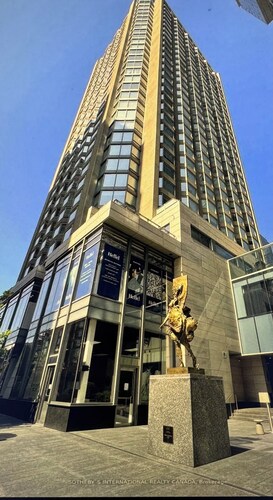 Luxury 1+1 bdrm condo in prime posh Yorkville 