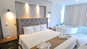 Suite Jacuzzi | 高級寢具、遮光窗簾/窗簾、隔音、免費 Wi-Fi