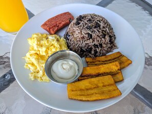 Free daily local cuisine breakfast - Hotel Cayuga (Puntarenas)