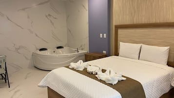 Suite Jacuzzi | 고급 침구, 암막 커튼, 방음 설비, 무료 WiFi