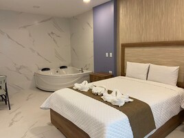Suite Jacuzzi | Premium bedding, blackout drapes, soundproofing, free WiFi