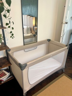 2 chambres, bureau, fer et planche à repasser, lit parapluie