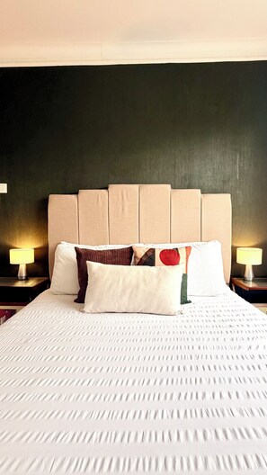 2 chambres, bureau, fer et planche à repasser, lit parapluie