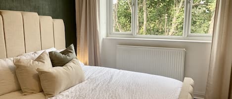 2 عدّة غرف نوم ومكتب ومكواة/لوح كي وسرير سفر