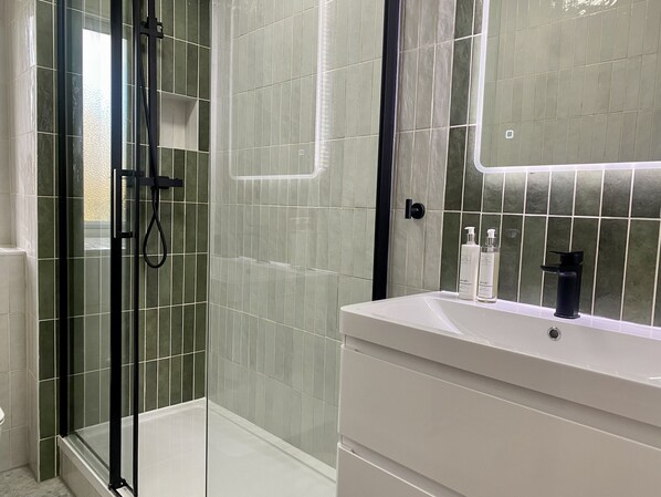 Douche, sèche-cheveux, serviettes fournies, savon