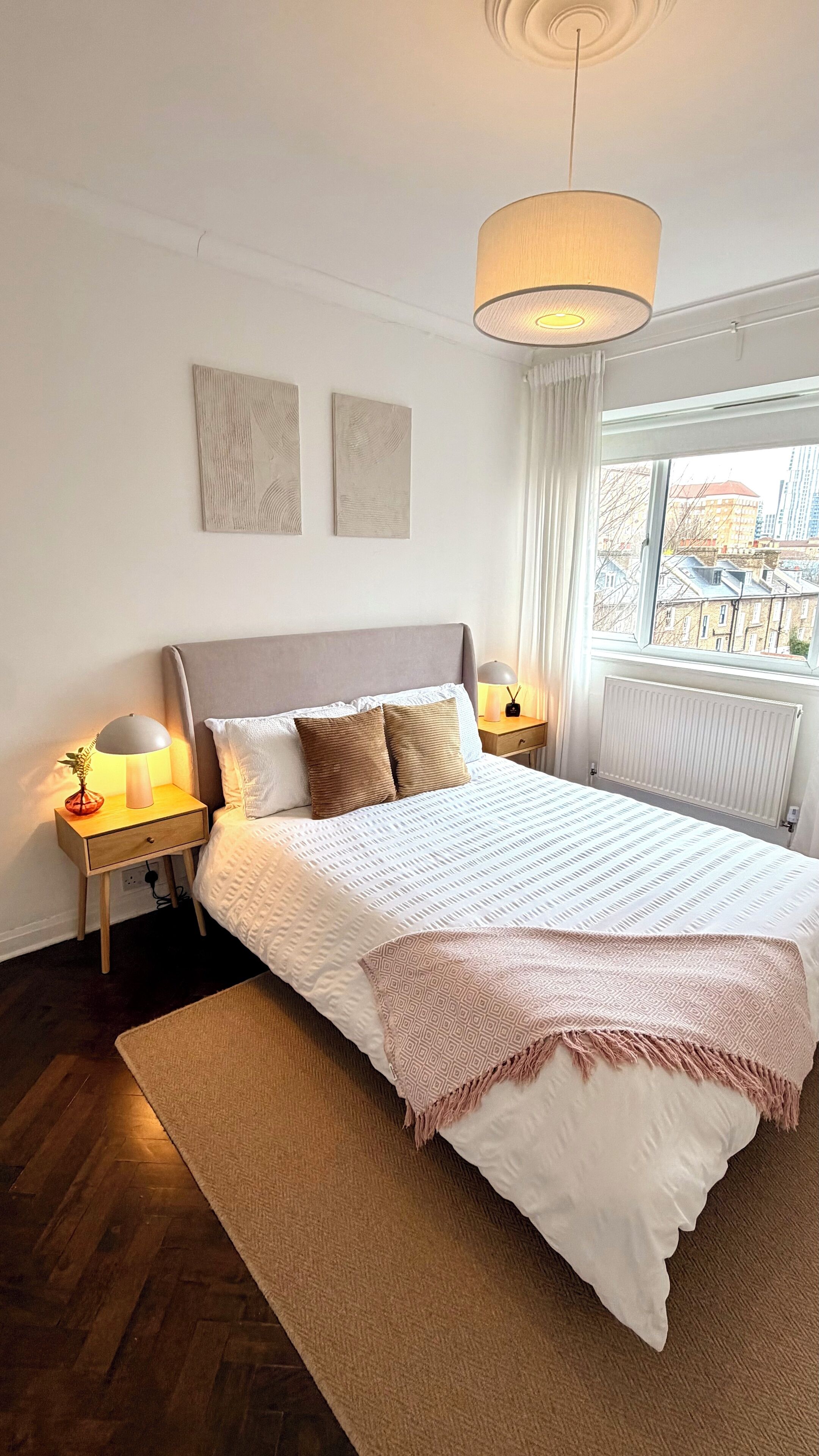 2 室のベッドルーム、デスク、アイロン / アイロン台、旅行用ベビーベッド