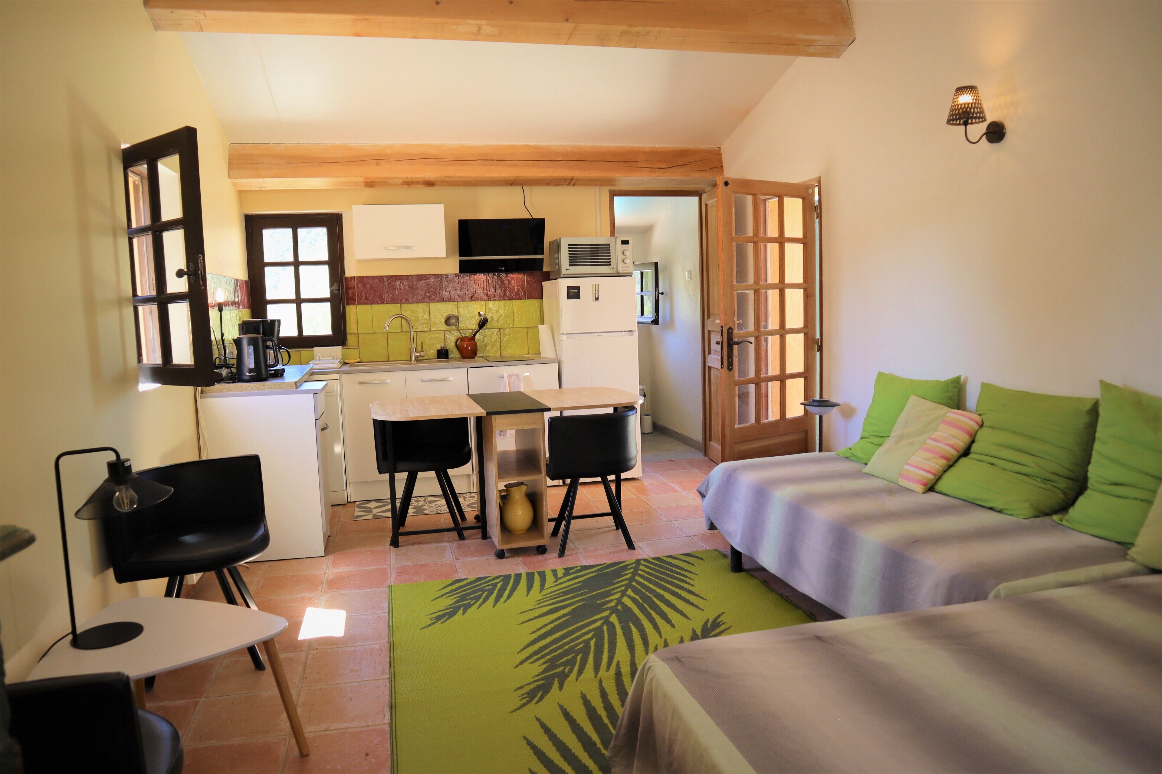 4 slaapkamers, een bureau, een strijkplank/strijkijzer, reisbedje