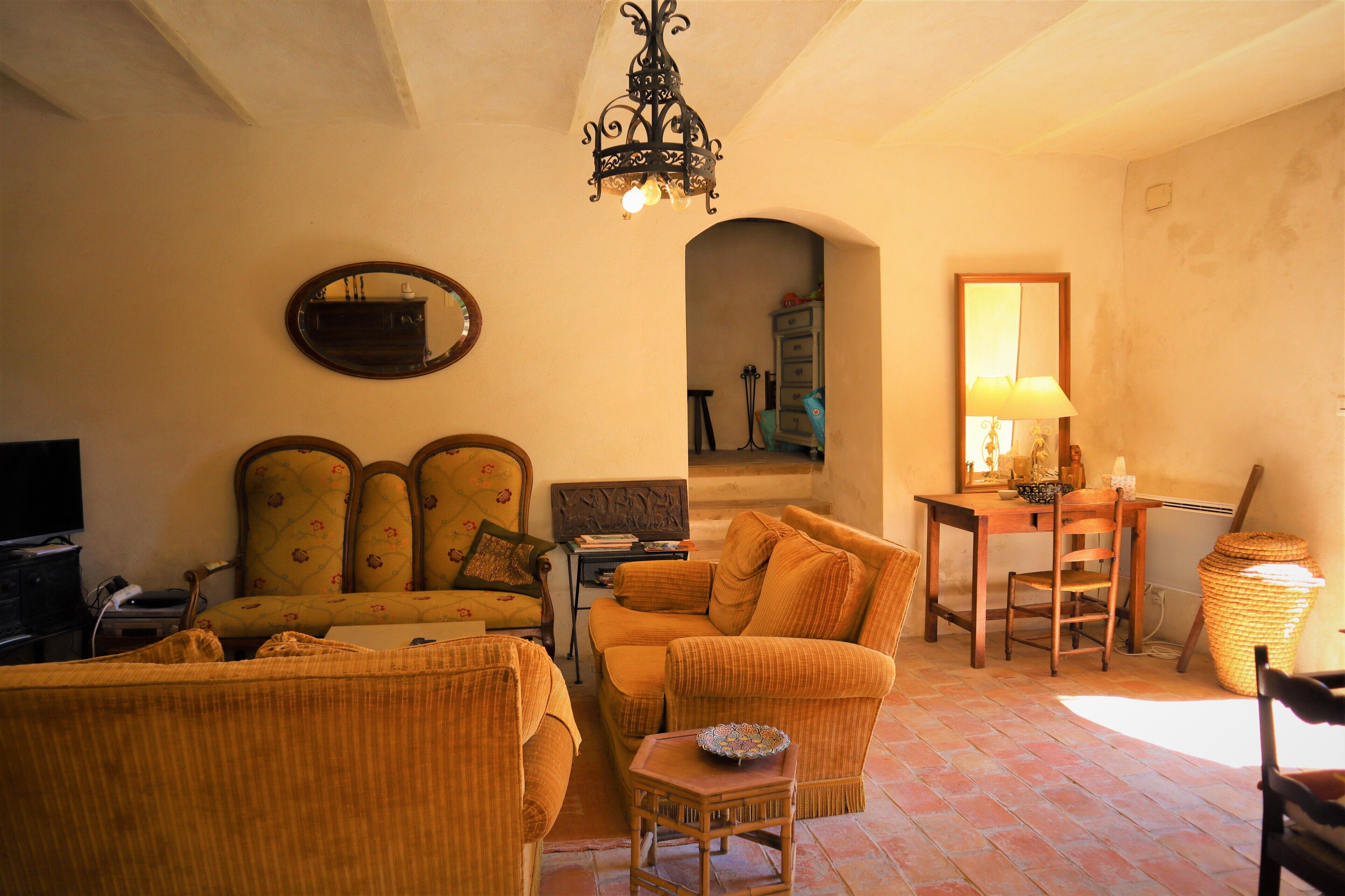 Smart TV, DVD player, table tennis, books