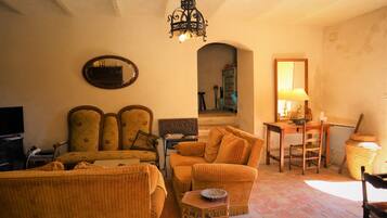 Smart TV, DVD player, table tennis, books