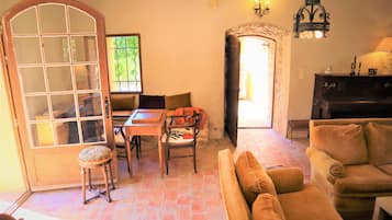 Smart TV, DVD player, table tennis, books