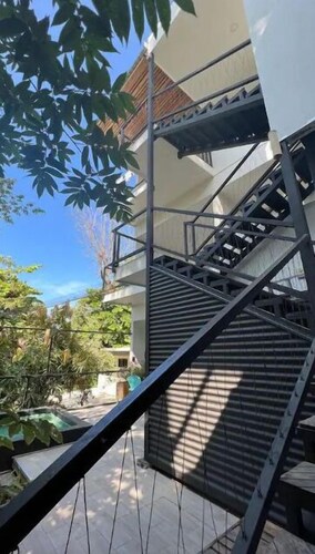 Great Location. Walking distance to the beach!