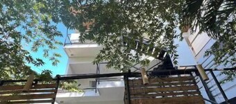 Great Location. Walking distance to the beach!