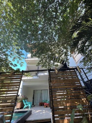 Great Location. Walking distance to the beach!