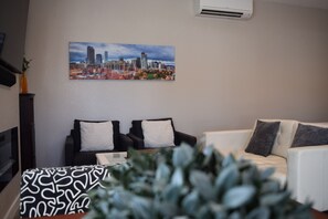 Smart TV - Stylish Studio in Brighton (Brighton)