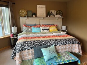 3 bedrooms, desk, travel crib, free WiFi - The Hidden Gem Hideaway (Kellogg)