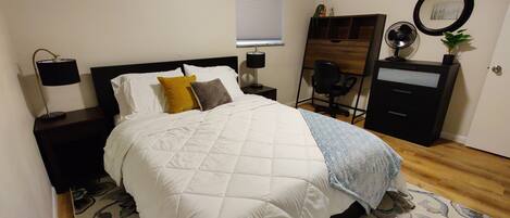 2 slaapkamers, een bureau, een strijkplank/strijkijzer, gratis wifi