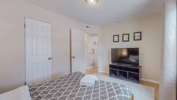 2 bedrooms, desk, iron/ironing board, free WiFi