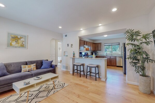 Smart TV, offices - Quiet Nobhill Home, 2bd/1ba, Dog Friendly w/YARD (Albuquerque)