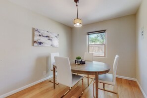 Dining - Quiet Nobhill Home, 2bd/1ba, Dog Friendly w/YARD (Albuquerque)