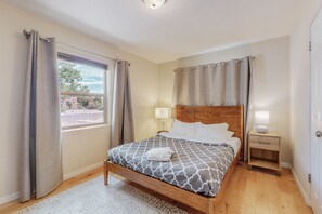 2 bedrooms, desk, iron/ironing board, free WiFi - Quiet Nobhill Home, 2bd/1ba, Dog Friendly w/YARD (Albuquerque)