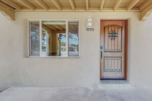 Exterior detail - Quiet Nobhill Home, 2bd/1ba, Dog Friendly w/YARD (Albuquerque)
