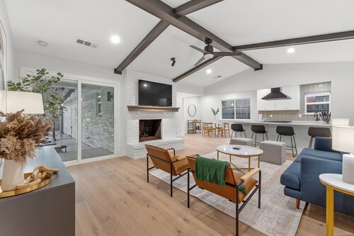 Relaxing home with heated Pool and Spa & photo wall