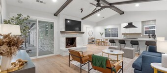 Relaxing home with heated Pool and Spa & photo wall