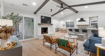 Relaxing home with heated Pool and Spa & photo wall