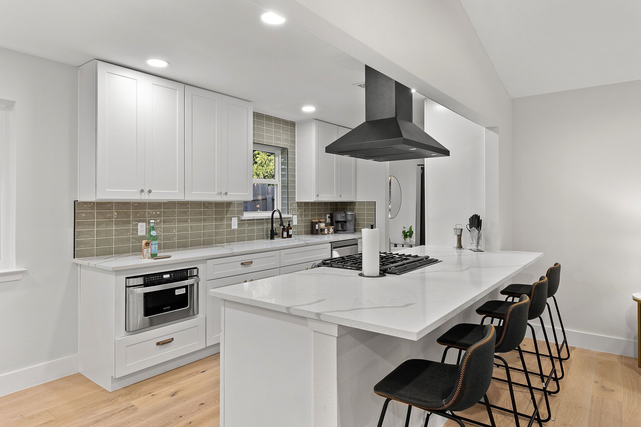 Jääkaappi, mikroaaltouuni, uuni, liesi