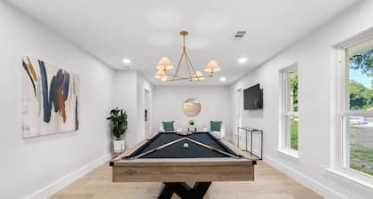 Relaxing home with heated Pool and Spa & photo wall