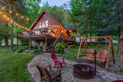 Cabin on Dale Hollow - Park your boat on shore and walk up to the cabin.