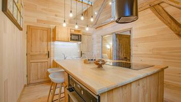 Een magnetron, een vaatwasser, een kinderstoel