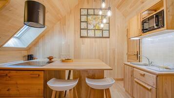 Een magnetron, een vaatwasser, een kinderstoel