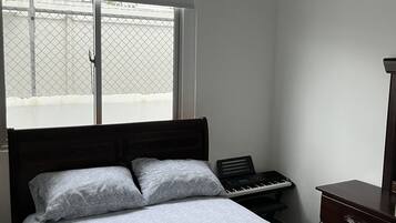 2 slaapkamers, een strijkplank/strijkijzer, gratis wifi, beddengoed